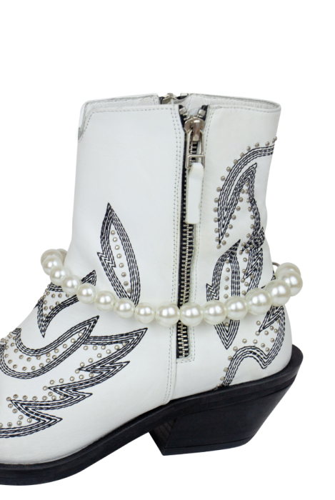 Ботинки-казаки "Бохо", белые, натуральная кожа, вышивка, с обвесом на выбор