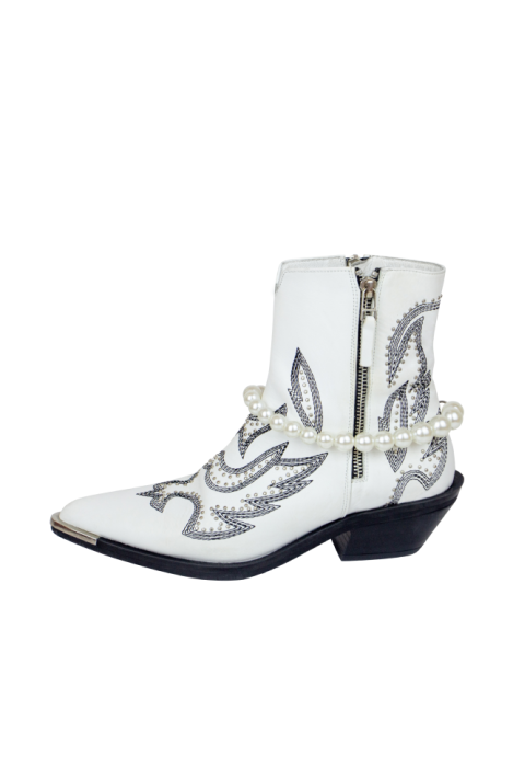 Ботинки-казаки "Бохо", белые, натуральная кожа, вышивка, с обвесом на выбор