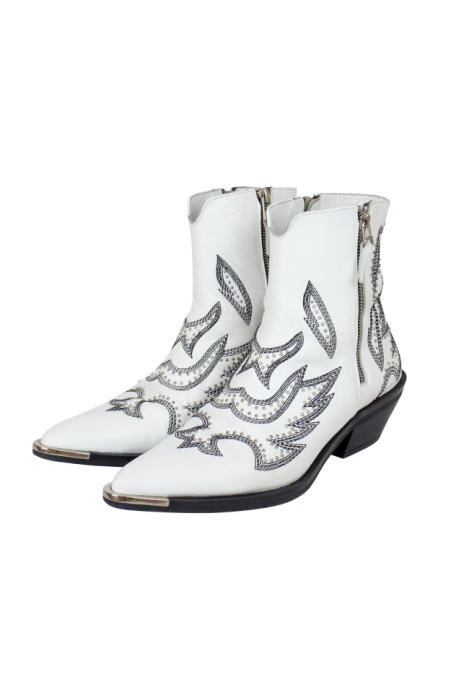 Ботинки-казаки "Бохо", белые, натуральная кожа, вышивка, с обвесом на выбор