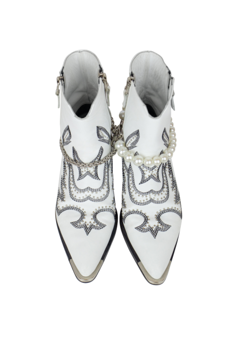 Ботинки-казаки "Бохо", белые, натуральная кожа, вышивка, с обвесом на выбор