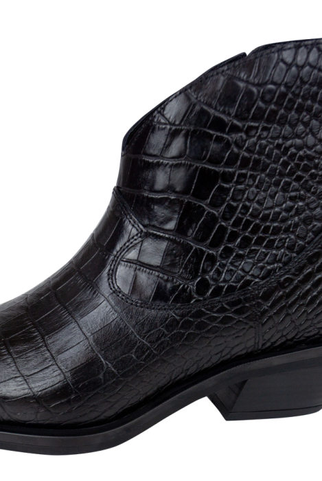 Ботинки-казаки "Бохо", черные, натуральная кожа, текстура крокодила, с обвесом на выбор