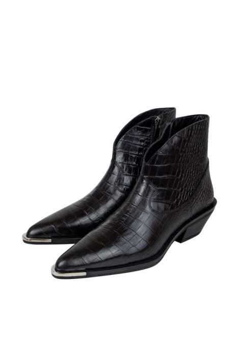 Ботинки-казаки "Бохо", черные, натуральная кожа, текстура крокодила, с обвесом на выбор