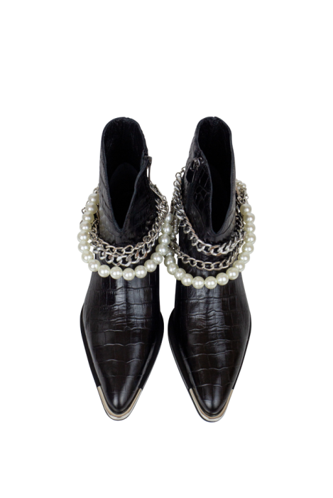 Ботинки-казаки "Бохо", черные, натуральная кожа, текстура крокодила, с обвесом на выбор