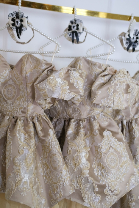 Платье "Версаль" бежево - золотистое, атлас, вышивка, вензеля, мини