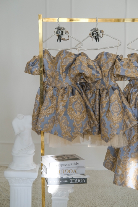 Платье "Версаль" сине - золотистое, атлас, вышивка, вензеля, мини