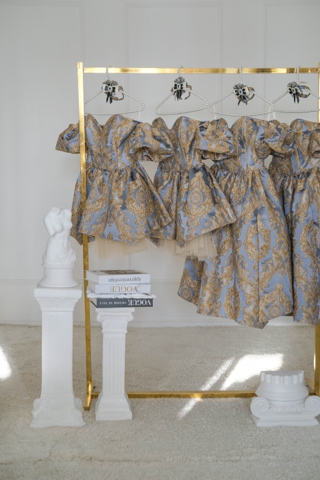 Платье "Версаль" сине - золотистое, атлас, вышивка, вензеля, миди