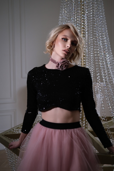 Топ - кроп "Хэйс" черный, черные пайетки, с рукавами + брошь "камелия" белая с напылением