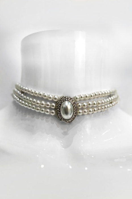 Чокер - колье "Жемчуг" белый, 3 нити, с брошью в виде овала со стразами и жемчугом (серебро)