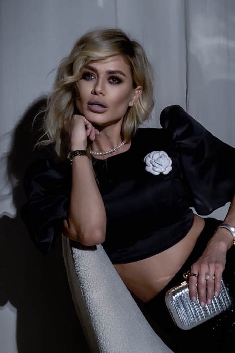 Топ - кроп "Виолет" черная, атлас (шелк), рукава фонарики + брошь