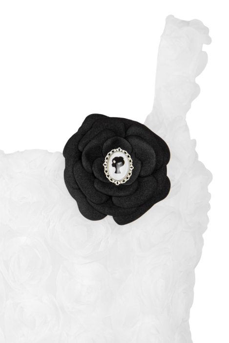 Платье-футляр "Жан-Монте" молочное, белое, по фигуре, коктейльное, шнуровка на спине, объемные розы