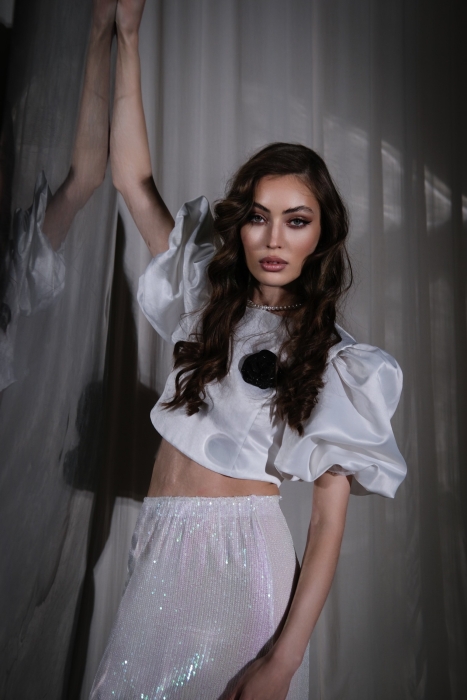 Топ - кроп "Виолет" белая, атлас (шелк), рукава фонарики + брошь