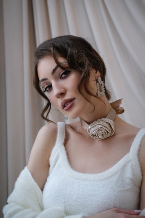 Брошь - чокер "Роза" бежевый, бежевые пайетки