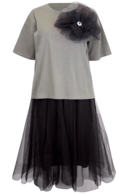 Комплект "Леона" бежевый/черный, с брошью (футболка + пышная юбка миди)