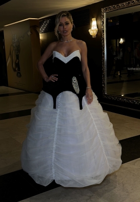 Платье "Виви" белое, пышное, макси, с баской-корсетом и брошью "ЛОГО"