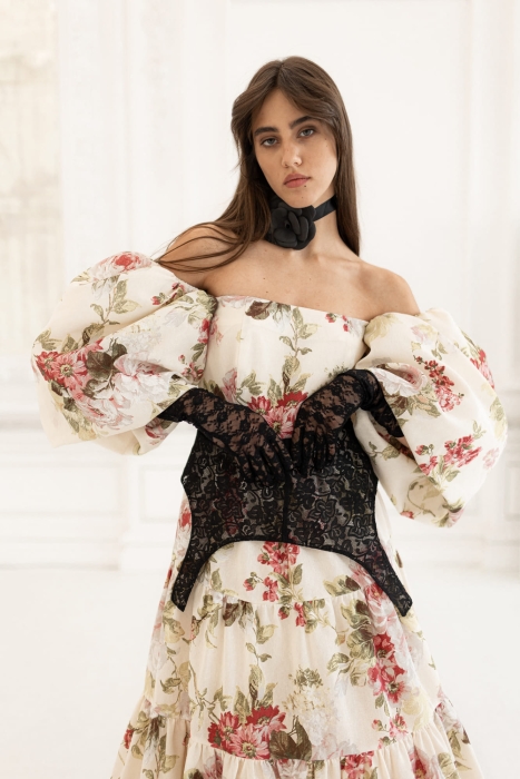 Платье "Лилит" нюдовое, цветочный принт, рукава фонарики + пояс корсет с брошью, макси