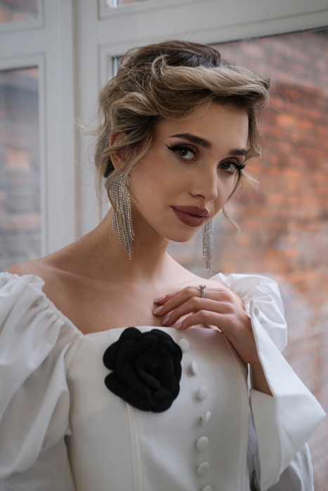 Блуза - топ - корсет "Бруно" белая, рукава фонарики, брошь, с манжетами и пуговицами