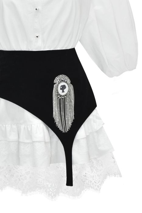 Платье "Рэйчел" белое, с баской, эполетом и брошью из страз