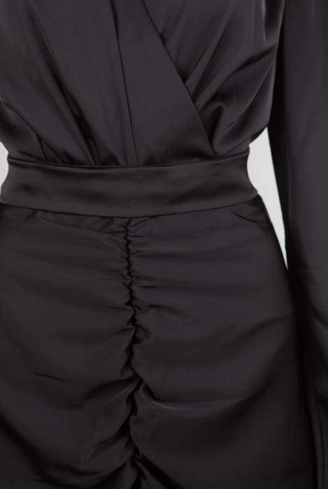 Платье "Тимотэ", миди, чёрное, атлас, с драперовкой, с брошью цветком, футляр