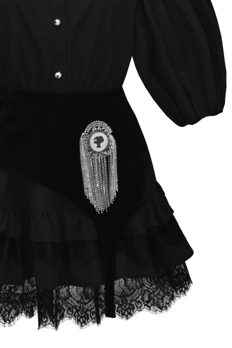 Платье "Рэйчел" черное, с баской, эполетом и брошью из страз