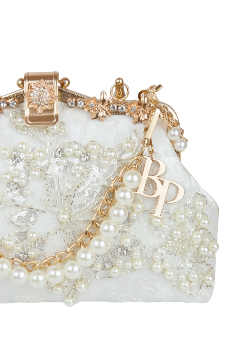 Клатч-сумка-ридикюль белая, расшитая бисером, жемчугом, декорирована стразами, золото