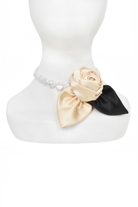 Чокер - колье "Роза" нюдовая, атлас, с лепестками и жемчугом "Барокко"